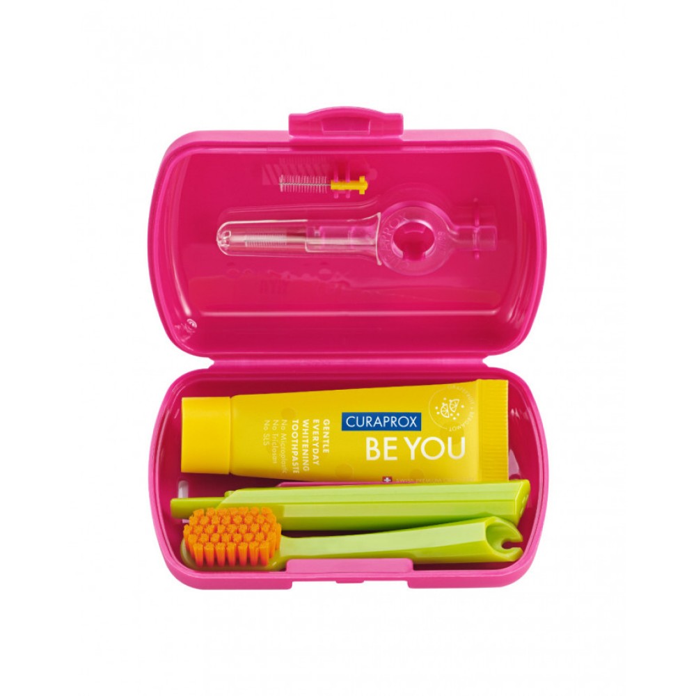Curaprox Travel Set Φούξια – Σετ Στοματικής Υγιεινής Ταξιδίου με Οδοντόκρεμα, Οδοντόβουρτσα & Μεσοδόντια Βουρτσάκια (1 Τεμάχιο) Στοματική φροντίδα