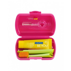 Curaprox Travel Set Φούξια – Σετ Στοματικής Υγιεινής Ταξιδίου με Οδοντόκρεμα, Οδοντόβουρτσα & Μεσοδόντια Βουρτσάκια (1 Τεμάχιο) Στοματική φροντίδα