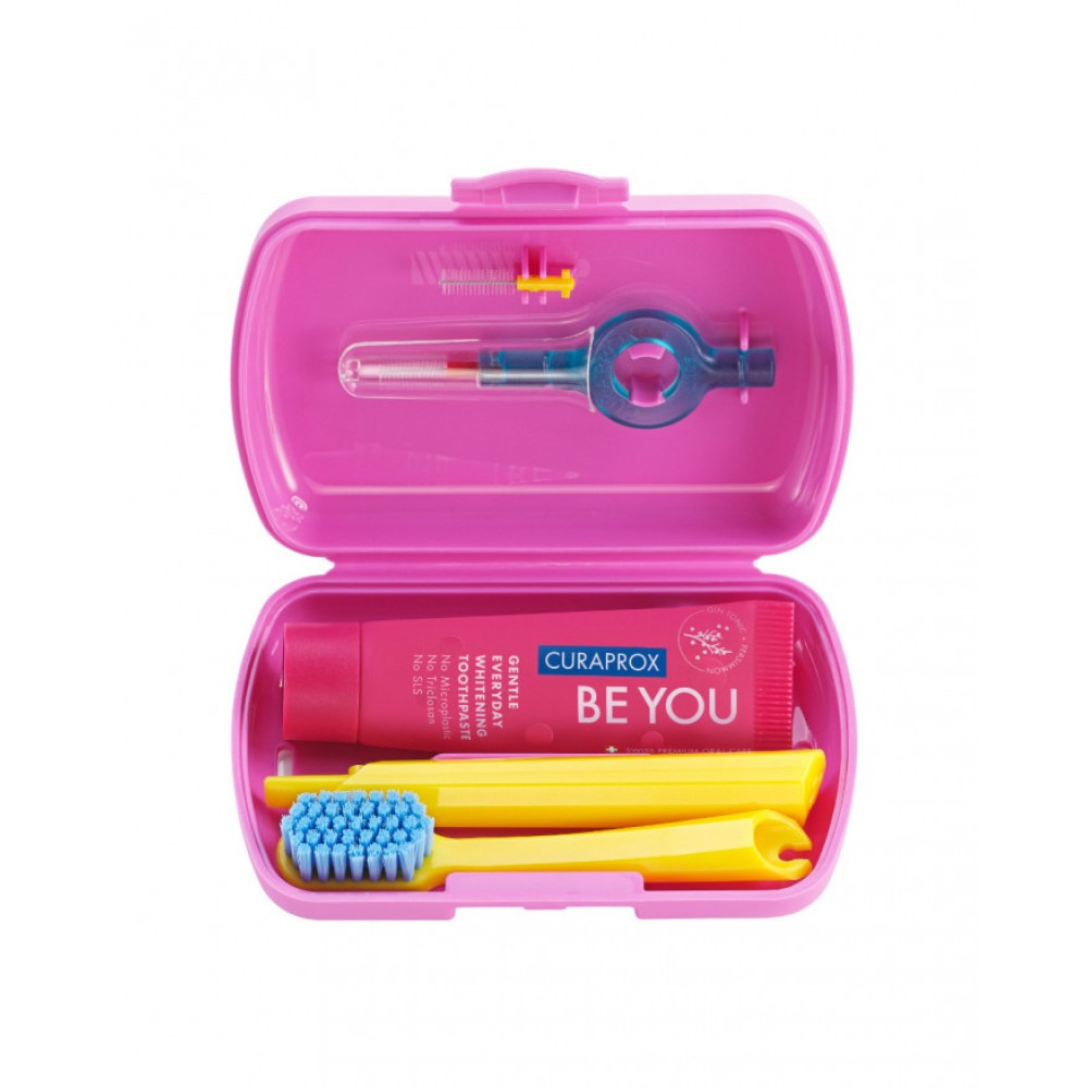 Curaprox Travel Set Ροζ – Σετ Στοματικής Υγιεινής Ταξιδίου με Οδοντόκρεμα, Πτυσσόμενη Οδοντόβουρτσα & Μεσοδόντια Βουρτσάκια (1 Τεμάχιο) Στοματική φροντίδα