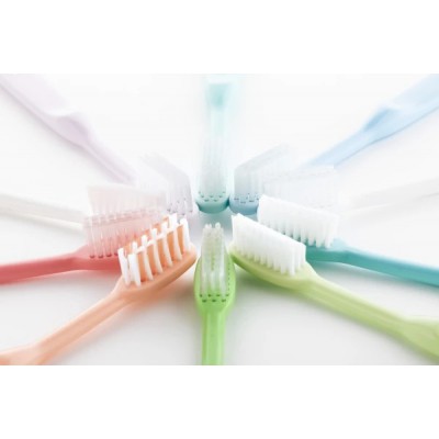 Elgydium Clinic Brush 20/100 – Μαλακή–Μέτρια Οδοντόβουρτσα για Καθημερινή Προστασία & Ουλική Υγεία (1 τεμ.)